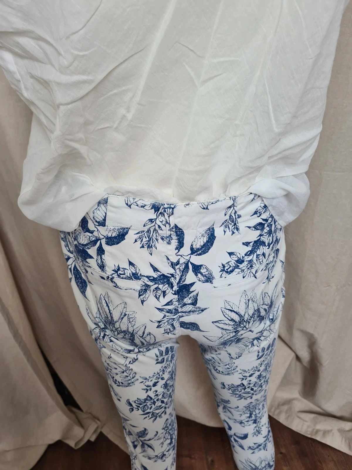 Pantalón con estampado de motivos azules – photo 6